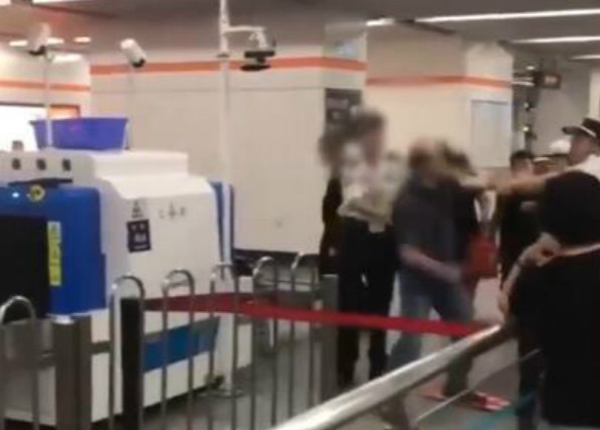 旅客拒絕安檢，與安檢員發(fā)生肢體沖突，致使安檢員停職